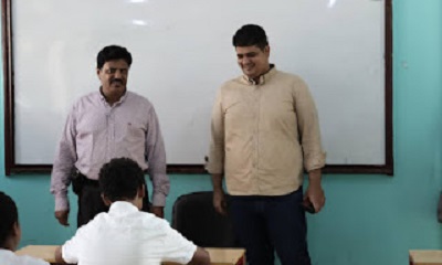 المدير العام لمديرية مدينة المكلا ومدير التربية بالمديرية يدشنان الامتحانات النصفية