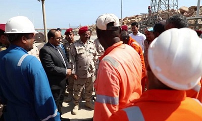 المحافظ بن ماضي واللواء التميمي يتفقدان الأضرار بميناء الضبة جرّاء المسيرات الحوثية الإرهابية
