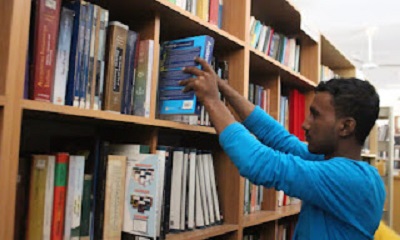 الكتب غذاء الحضارة والثقافة .. طلاب جامعة حضرموت ينفذون مبادرة اصدقاء المكتبة