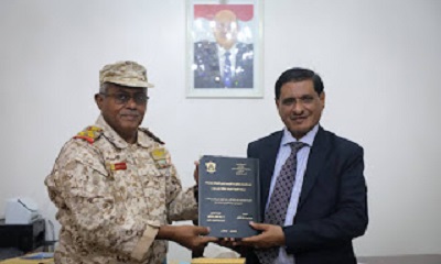 البحسني يتسلم نسخة من أطروحة الباحث عمر البكري في إدارة الأزمات والكوارث الطبيعية ودور الاتصالات بإدارتها