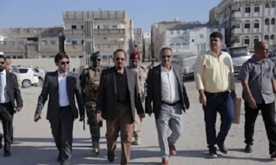 المحافظ بن ماضي يتفقد رصف شارع الجوازات وموقع روضة الأطفال وجولة الشهداء والصالة المغطاة بديس المكلا