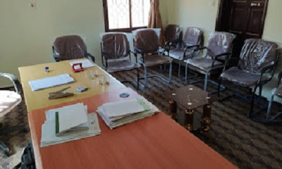 السلطة المحلية بالقطن تسلم أثاث مكتبي للجهاز القضائي بالمديرية