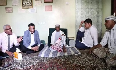 العمقي يطمئن على صحة الفنان القدير مفتاح كندارة ويوجه بعلاجه في الخارج