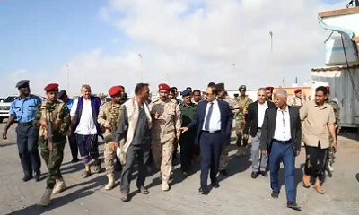محافظ حضرموت يطلع على نشاط وصعوبات ميناء الشحر السمكي