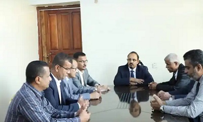 محافظ حضرموت يمارس دوامه الرسمي بمبنى الإدارة المحلية بمديرية الشحر ويلتقي المواطنين ويوجه بمعالجة قضاياهم