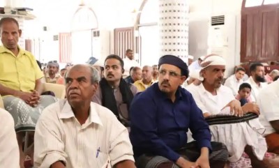 محافظ حضرموت يؤدّي صلاة الجمعة مع جموع المصلين بجامع الشهداء بالمكلا