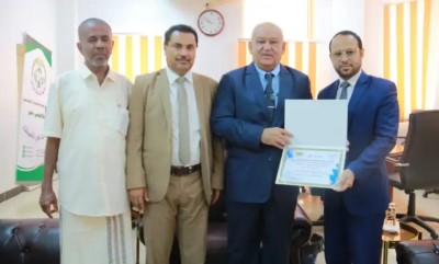 وزارة الخدمة المدنية والتأمينات تمنح مكتبها بوادي وصحراء حضرموت شهادة التميز للعام ٢٠٢٢م