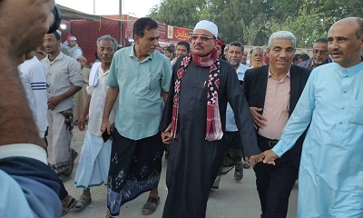 التميمي و النقيب يفتتحان السوق التجاري ومعرض الفنون التشكيلية لمهرجان زيارة الهدار بالقطن