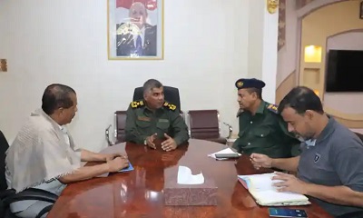 العميد المنهالي يعقد لقاءً مشتركاً بين الجهازين الأمني والاستخباراتي بالمكلا