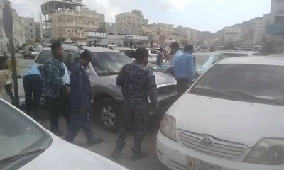 بقيادة مدير إدارة المرور العقيد معمر المشجري حملة أمنية بمنع السيارات من الوقوف على جوانب الطريق في ديس المكلا