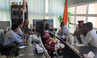 الوكيل العامري يزور مطار سيئون الدولي ويناقش مشروع سفلتة ورصف الساحة الداخلية