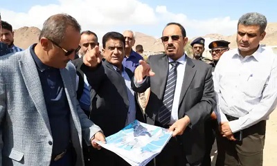 وزير النفط ومحافظ حضرموت يطلعان على دراسات توسعة ونقل الخزن الاستراتيجي للوقود وموقع ميناء بروم بحضرموت