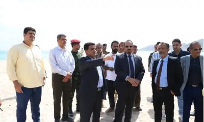 وزير النفط ومحافظ حضرموت يتفقدان التجهيزات لتوسعة المركز الصحي وتعشيب منشأة نادي النصر ببروم