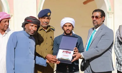 في لفتة إنسانية..مدير عام مديرية تريم يكرم الشاب هاني باغوث لتأديته الأمانة 