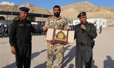 العميد المنهالي يكرّم الملازم أول صالح العطاس ”ديدا“ نظير موقفه البطولي الأخير مع الأسرة العدنية بالمكلا