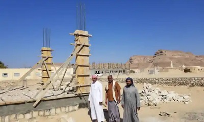 الاستاذ أنيس سالم السماحي المدير العام للمديرية يتفقد سير العمل في مشروعي بناء مدرسة الأحقاف للبنات و بناء روضة الأطفال بمنطقة السوم