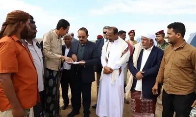 محافظ حضرموت يتفقد العمل في سفلتة الطريق البحري الدائري بالشحر بتمويل من السلطة المحلية