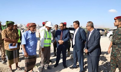 محافظ حضرموت يتفقد المراحل الأخيرة لإنجاز مشروع جسر بويش الأرضي بالمكلا