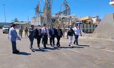 الأمين العام للمجلس المحلي بحضرموت والقائم بأعمال السفارة الصينية يطلعان على نشاط ميناء المكلا