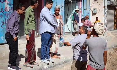 مدير مكتب وزارة الأشغال العامة والطرق بالساحل صالح العمري يتفقد مشروع صيانة وسفلتة خط باجعمان في المكلا
