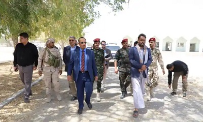 المحافظ بن ماضي يطلع على نشاط واحتياجات عدد من المرافق ويتفقد أوضاع المزارعين بغيل باوزير