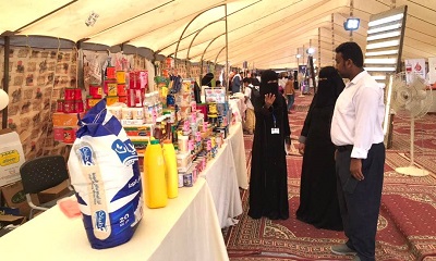 مدير عام مكتب الصناعة والتجارة بساحل حضرموت يزور التجمع الرمضاني الشامل ويتفقد ركن المواد الغذائية