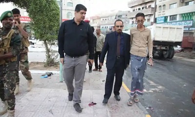 المحافظ بن ماضي يتفقد أعمال السفلتة والرصف بالشارع الرئيس بمنطقة باجعمان بالمكلا