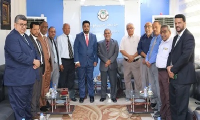 مناقشة أوجه التعاون المشترك بين جامعتي حضرموت والمهرة
