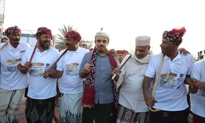 المحافظ بن ماضي يشهد مهرجان الألعاب الشعبية بالشحر ويشارك أبنائها فرحتهم بذكرى المقاومة الشعبية