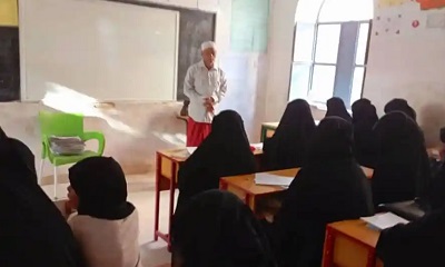 مدير إدارة التوجيه والتقويم – القائم بأعمال محو الأمية بمديرية سيئون يتفقد سير الامتحانات النهائية في صفوف محو الأمية للعام 2022-2023م