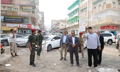 محافظ حضرموت يتفقد عددًا من مشاريع الطرق بمدينة المكلا