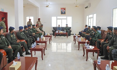 اللواء الركن البحسني يشهد عرضًا عسكريًا لطلاب كلية الشرطة بحضرموت ويلتقي قيادتها