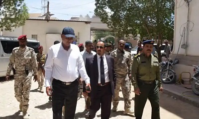 المحافظ بن ماضي يتفقد مستوى الانضباط الوظيفي بالوحدات الإدارية بالوادي والصحراء ويوجه بسرعة تخليص معاملات المواطنين