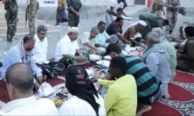 محافظ حضرموت يشارك أبناء وأهالي حي الشافعي بالمكلا إفطارهم وأمسيتهم الرمضانية