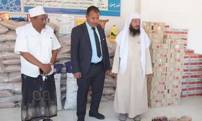 الوكيل العامري يدشن مشروع توزيع السلال الغذائية الرمضانية بوادي وصحراء حضرموت بدعم كويتي
