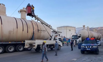 قيادة السلطة المحلية بالمكلا تتابع تسيير خزانات الخزن الاستراتيجي من ميناء المكلا إلى منشأة غاز بروم