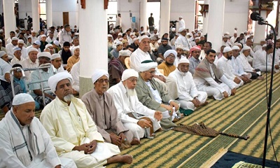 نائب رئيس هيئة التشاور والمصالحة فضيلة القاضي العامري يؤدي صلاة عيد الفطر ويتبادل التهاني مع جموع المصلين بجامع سيئون