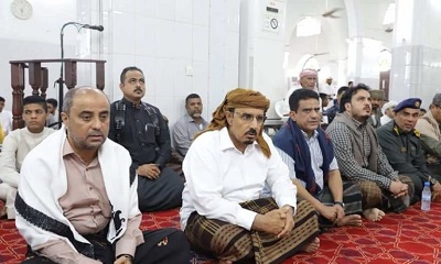 محافظ حضرموت ووزراء المالية والنفط والكهرباء والتربية والتعليم يؤدّون صلاة العيد بجامع عُمر ويتفقدون أحوال المرضى بمشفى المكلا