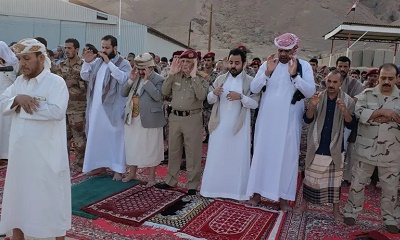 قائد المنطقة العسكرية اﻻولى اللواء طيمس يؤدي صلاة عيدالفطر ويزور اللواء101شرطة جوية