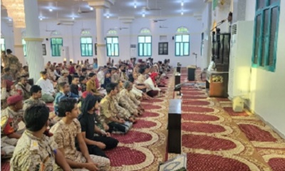 العميد باسلوم والعميد القرزي يؤديان صلاة العيد بجامع القصر الرئاسي بالمكلا