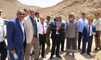 محافظ حضرموت ورئيس مجلس إدارة صندوق صيانة الطرق والجسور بالجمهورية يطلعان على سير العمل بمشروع “الغويزي – جول الشفاء – الغليلة”