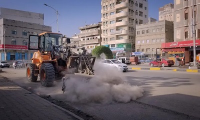 مشروع النظافة بالمكلا يشن حملة نظافة مكثفة لإزالة تراكمات الأتربة بالشوارع الرئيسية