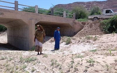 مدير عام مديرية السوم يتفقد أضرار الأمطار في طريق سناء والمناطق الشرقية للمديرية