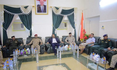 كان في إستقبالهم وكيل المحافظة عامر العامريوصول محافظ حضرموت ومعه رئيس هيئة الأركان العامة ووكيل وزارة الداخلية لمدينة سيئون