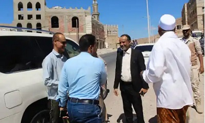مديري عام بروم ميفع وهيئة الاستثمار بالمحافظة يتفقدان سير الأعمال الجارية في شركة المحضار للطوب الأحمر المحدودة في المديرية