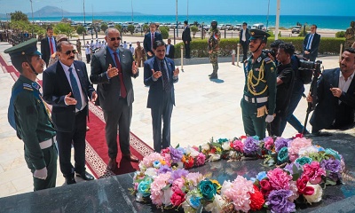 الزبيدي والبحسني يضعان إكليلًا من الورد على ضريح الجندي المجهول بالنصب التذكاري وساحة شهداء حضرموت