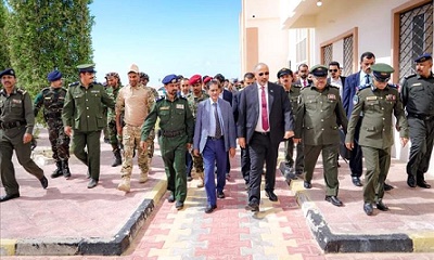 الرئيس الزُبيدي يتفقد كلية الشرطة بحضرموت ويشهد عرض عسكرياً