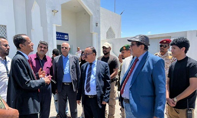 وزير النقل يتفقد مطار الريان الدولي ويعقد اجتماعاً بقيادة المطار