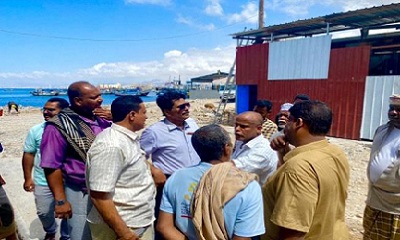 مدير عام المكلا يطلع على عوائق مشروع تأهيل مجمع التسهيلات السمكية (المشروع الرابع)