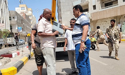 مدير الأشغال العامة بساحل حضرموت يتفقد إعادة تأهيل الشارع الرئيسي بجول مسحه